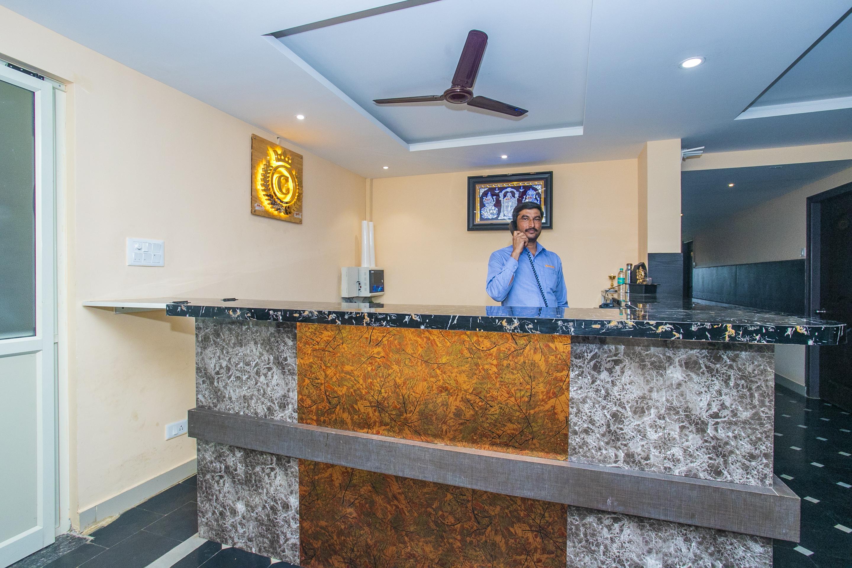 Oyo 22837 Chairmen'S Hotel Bangalore Exteriör bild